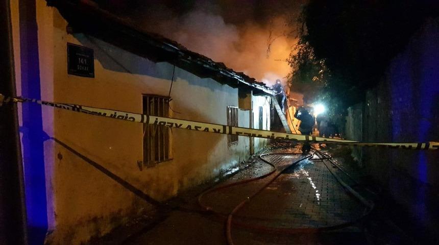 Nazilli&rsquo;de yanan evde meydana gelen patlamalar panik oluşturdu: 2 yaralı