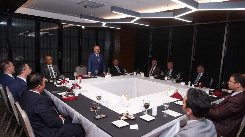 Vali &Ccedil;akacak&rsquo;tan tayini &ccedil;ıkan adli yargı mensupları onuruna veda yemeği