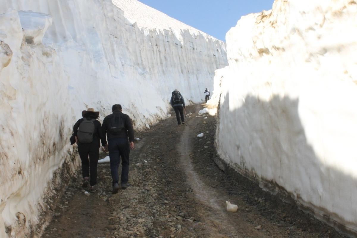 Temmuz ayında insan boyunu aşan kar k&uuml;tleleri arasında y&uuml;r&uuml;y&uuml;ş