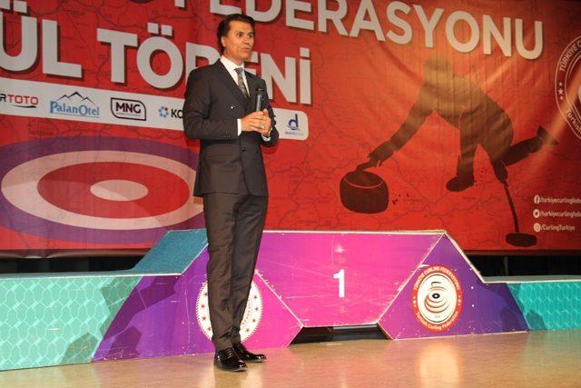 Curling şampiyonlarına görkemli tören