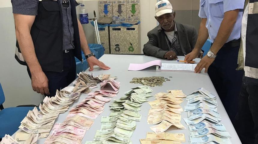 Polisler bile şaşırdı! Dilencinin üzerinden bakın kaç para çıktı