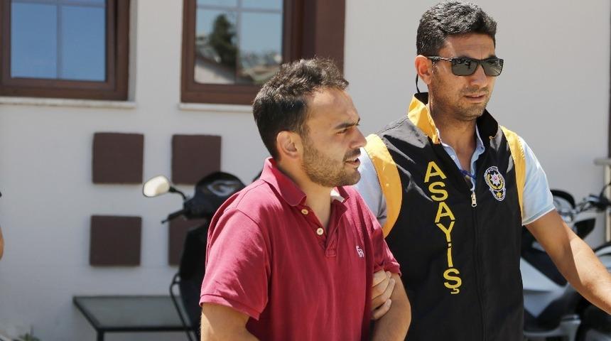 &Ccedil;alıntı otomobille polisten ka&ccedil;an 2 ş&uuml;pheliden 1&rsquo;i tutuklandı