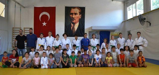 Yunusemre’nin judo kursuna yoğun ilgi