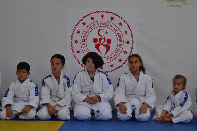 Yunusemre’nin judo kursuna yoğun ilgi