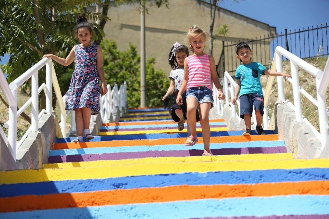 Sokak merdivenlerini g&ouml;kkuşağı gibi rengarenk yaptılar