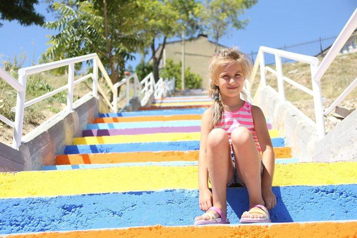 Sokak merdivenlerini gökkuşağı gibi rengarenk yaptılar G2