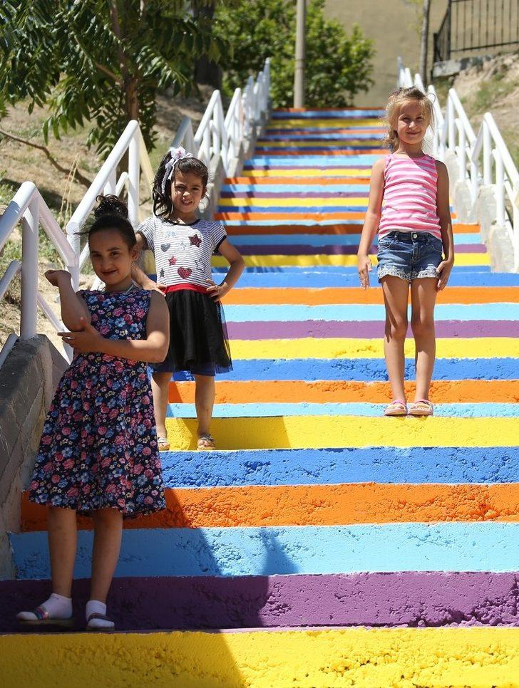 Sokak merdivenlerini gökkuşağı gibi rengarenk yaptılar G5
