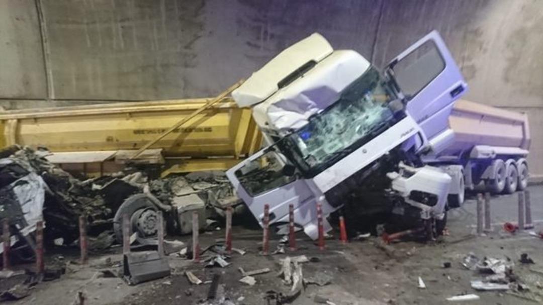 Sabiha G&ouml;k&ccedil;en Havalimanı bağlantı yolunda feci kaza! Cadde savaş alanına d&ouml;nd&uuml;