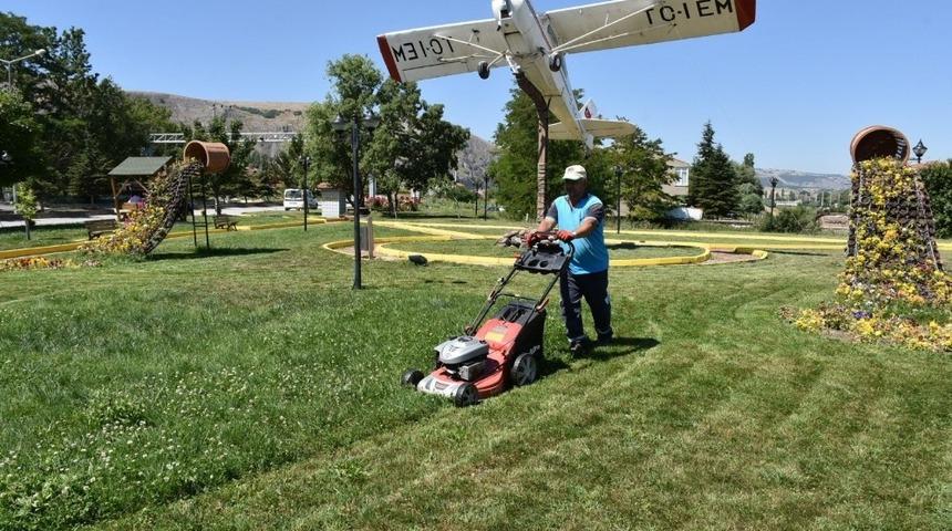 İnönü’de park ve bahçe çalışmalarını sürdürüyor