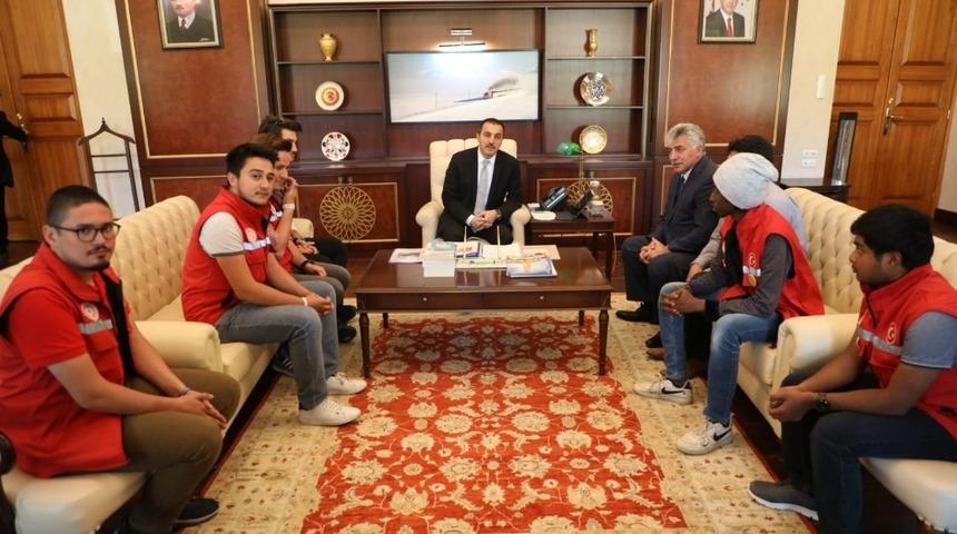 Kars Valisi &Ouml;ks&uuml;z, 40 &ouml;ğrenciyi makamında ağırladı