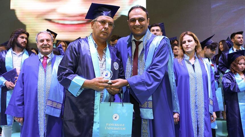 55 yaşında güvenlik görevlisi olarak çalıştığı üniversiteden mezun oldu