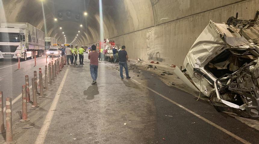 Pendik'te tünelde feci kaza : 2'si ağır 5 yaralı