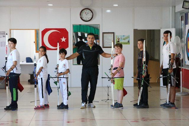 Türkiye şampiyonasında derece elde eden okçuların hedefi milli takım