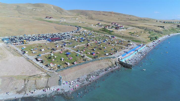 Sıcaktan bunalan soluğu Van Gölü'nde alıyor G1