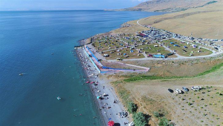 Sıcaktan bunalan soluğu Van Gölü'nde alıyor G3