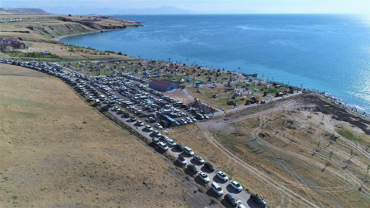 Sıcaktan bunalan soluğu Van Gölü'nde alıyor G4