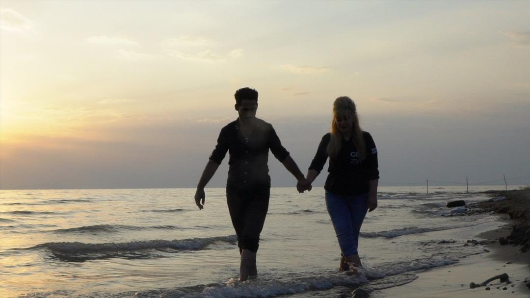 Sıcaktan bunalan soluğu Van G&ouml;l&uuml;'nde alıyor