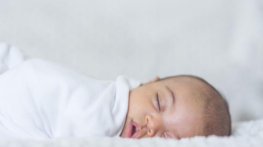 Beyaz g&uuml;r&uuml;lt&uuml; bebekteki gaz sancısını ge&ccedil;irir mi?