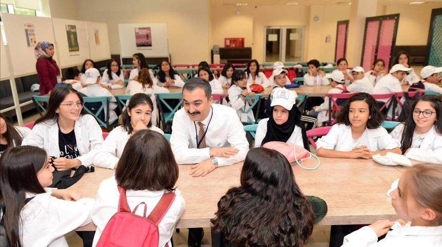 Rektör Öztürk, üniversiteli çocuklarla bir araya geldi