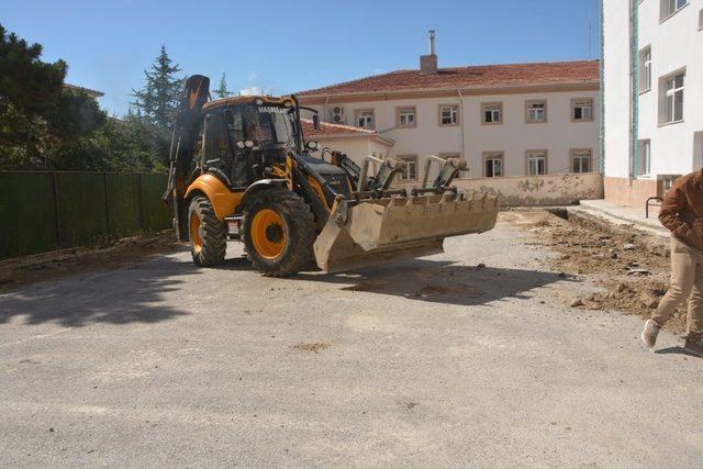 Kilimlerden kendi sahalarını yapan çocuklar için halı saha yapılıyor