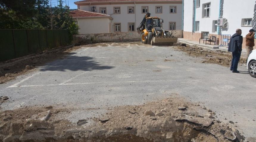 Kilimlerden kendi sahalarını yapan çocuklar için halı saha yapılıyor