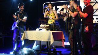 Aydilge yeni yaşını sahnede kutladı 