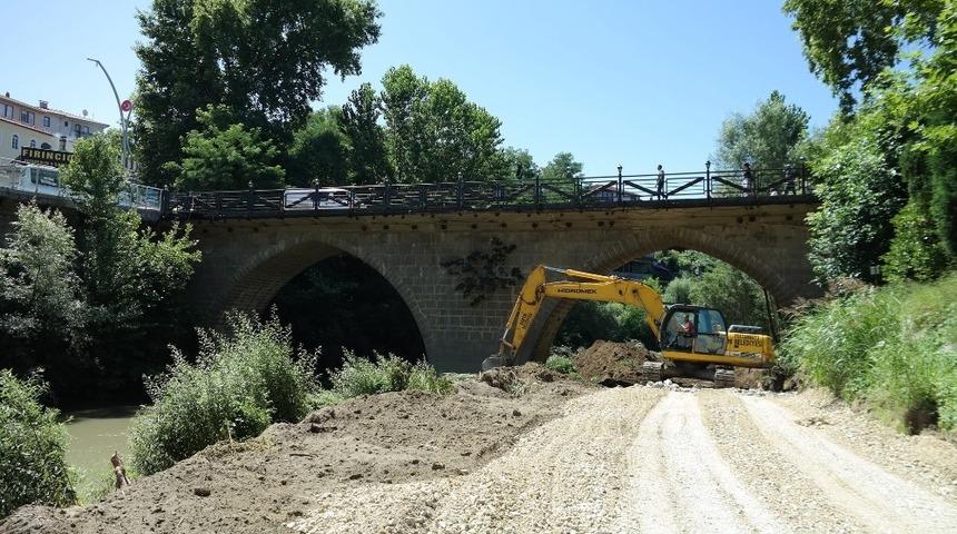 Kemer&rsquo;de ırmak temizliğine başlandı