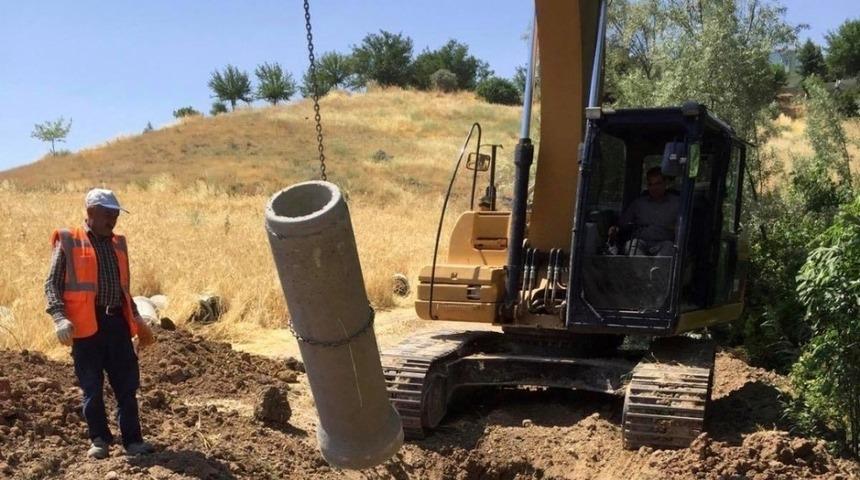 Kanalizasyon hattı d&ouml;şeme &ccedil;alışması yapılıyor