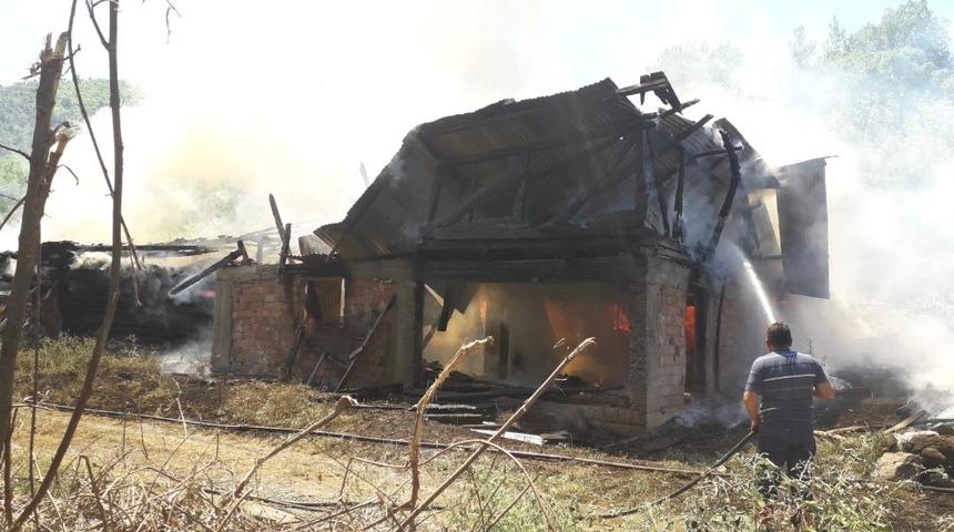 Tokat’ta 3 ahır küle döndü