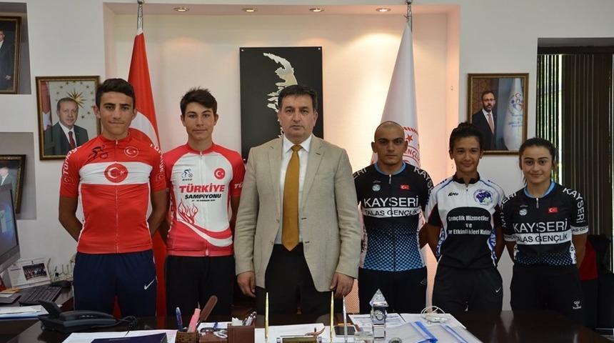 Milli bisikletçilerden Eskici’ye ziyaret