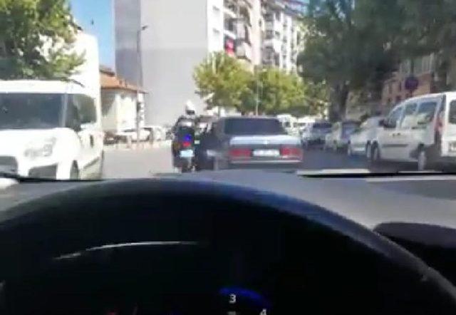 Otomobile sürtüp, devrilen motosikletli polis memuru yaralandı