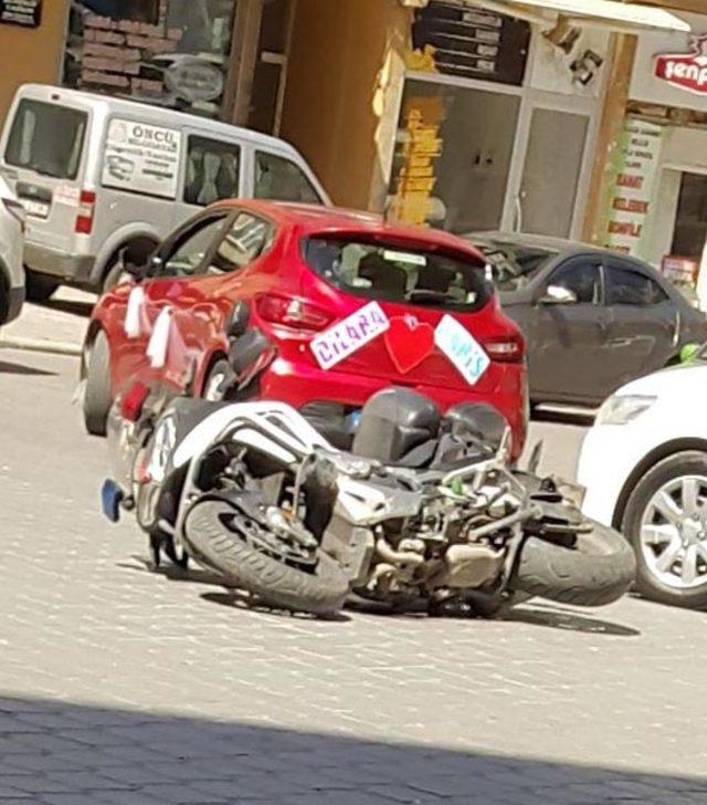 Otomobile sürtüp, devrilen motosikletli polis memuru yaralandı