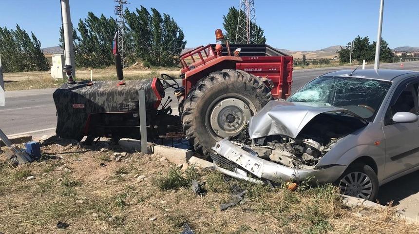 Otomobil ile traktör çarpıştı: 3 yaralı
