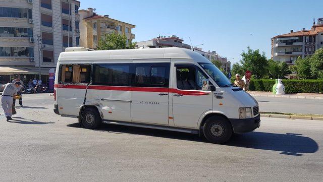 Motosiklet ile servis minibüsü çarpıştı: 1 ağır yaralı 