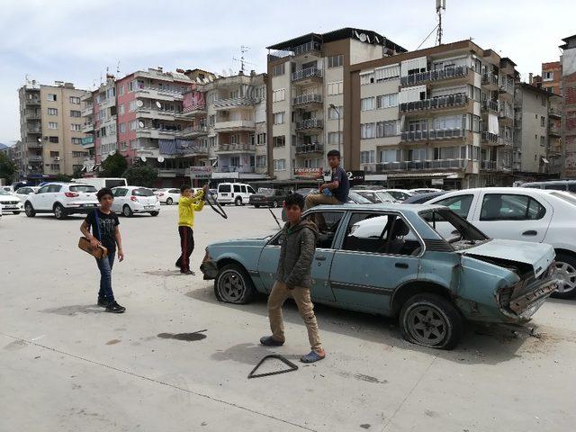 Terkedilen otomobil dilendirilen çocukların evi ve oyuncağı oldu