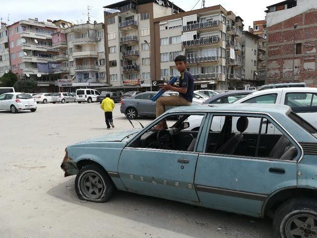 Terkedilen otomobil dilendirilen çocukların evi ve oyuncağı oldu