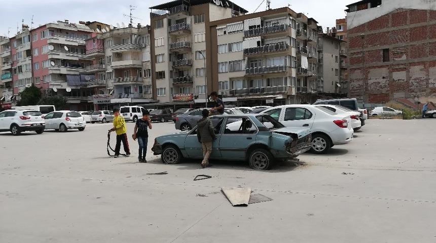 Terkedilen otomobil dilendirilen çocukların evi ve oyuncağı oldu