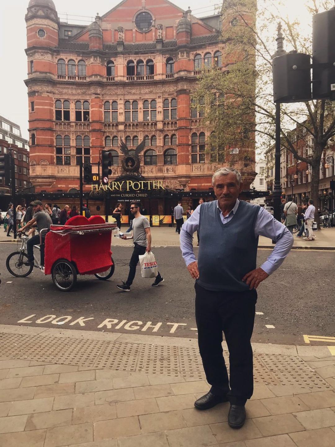 Hem kardeşlerini hem &ccedil;ocuklarını okutan baba şimdi Londra'da!