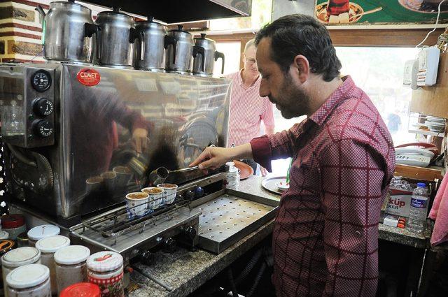 Cezvede değil fincanda pişiriyor, siparişlere yetişemiyor