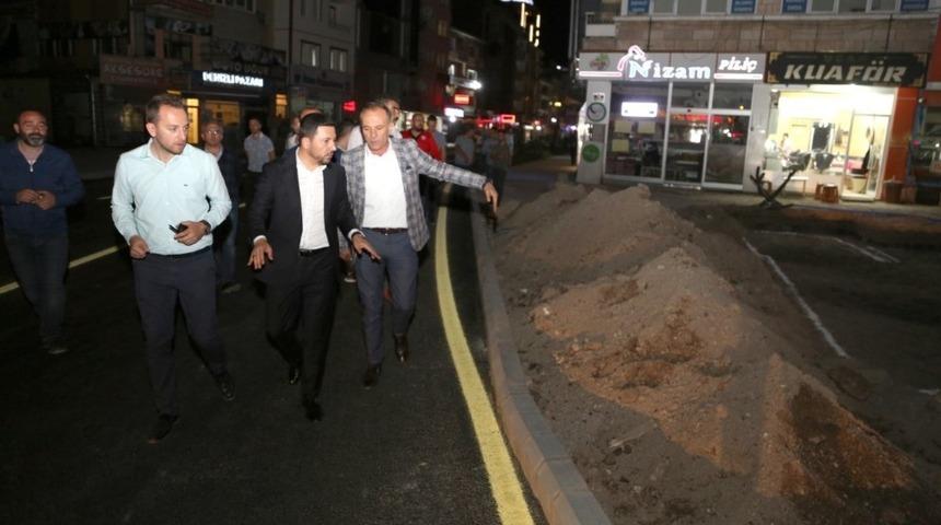 Belediye Başkanı Arı, Lale Caddesindeki yol &ccedil;izgi &ccedil;alışmalarını denetledi