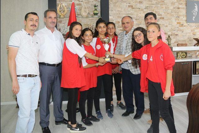 Başkan Öztürk Türkiye Şampiyonu Takımı Makamında Kabul Etti