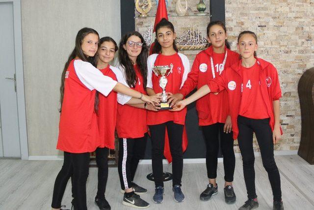 Başkan Öztürk Türkiye Şampiyonu Takımı Makamında Kabul Etti