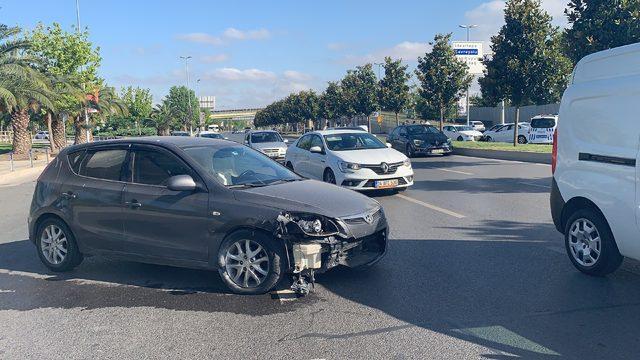 Maltepe'de refüjü aşan araç karşıdan gelen araçla kafa kafaya çarpıştı
