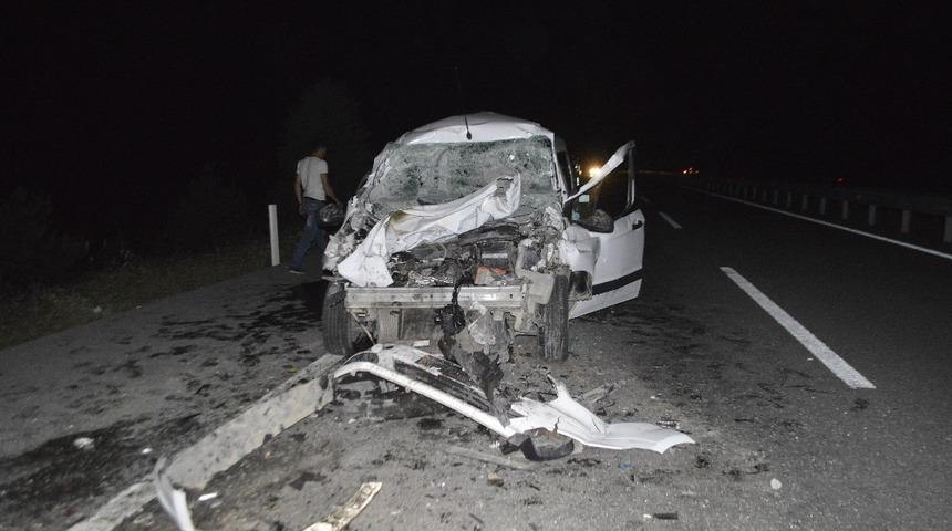 Tomruk y&uuml;kl&uuml; kamyona arkadan &ccedil;arpan s&uuml;r&uuml;c&uuml; yaralandı