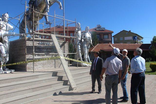 Dumlupınar’da heykellere bakım ve onarım