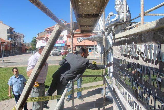 Dumlupınar’da heykellere bakım ve onarım