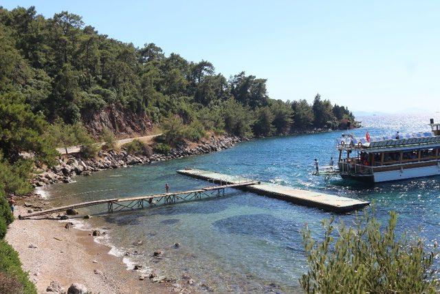 Halk plajına yapılan kaçak iskeleye tepki