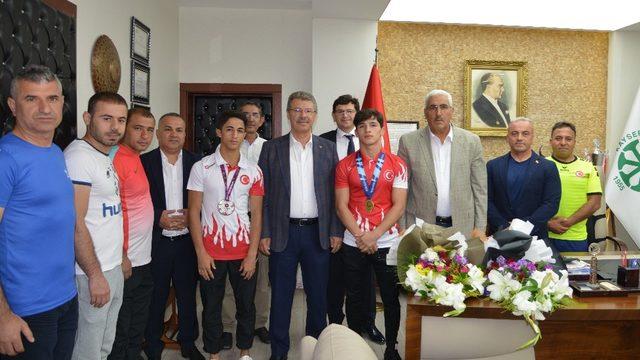 Siirt’ten Kayseri’ye gönül köprüsünü güreşçiler sağladı