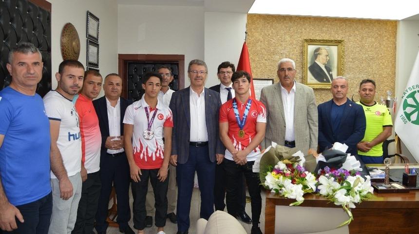 Siirt&rsquo;ten Kayseri&rsquo;ye g&ouml;n&uuml;l k&ouml;pr&uuml;s&uuml;n&uuml; g&uuml;reş&ccedil;iler sağladı