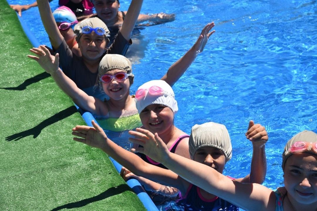 Dursunbey&rsquo;de &ccedil;ocukların havuz keyfi